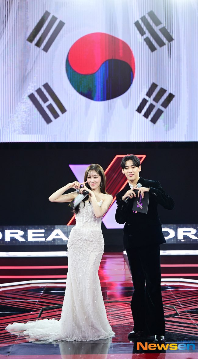 BamBamBooster's tweet photo. 티파니 영, 변요한 없이 뱀뱀과 함께[포토엔HD]
https://t.co/rAZsRItd2k

#XTHELEAGUE
#BamBam #뱀뱀 @BamBam1A 
@BAMBAMxBAMMIE https://t.co/v6Ul3unP9o