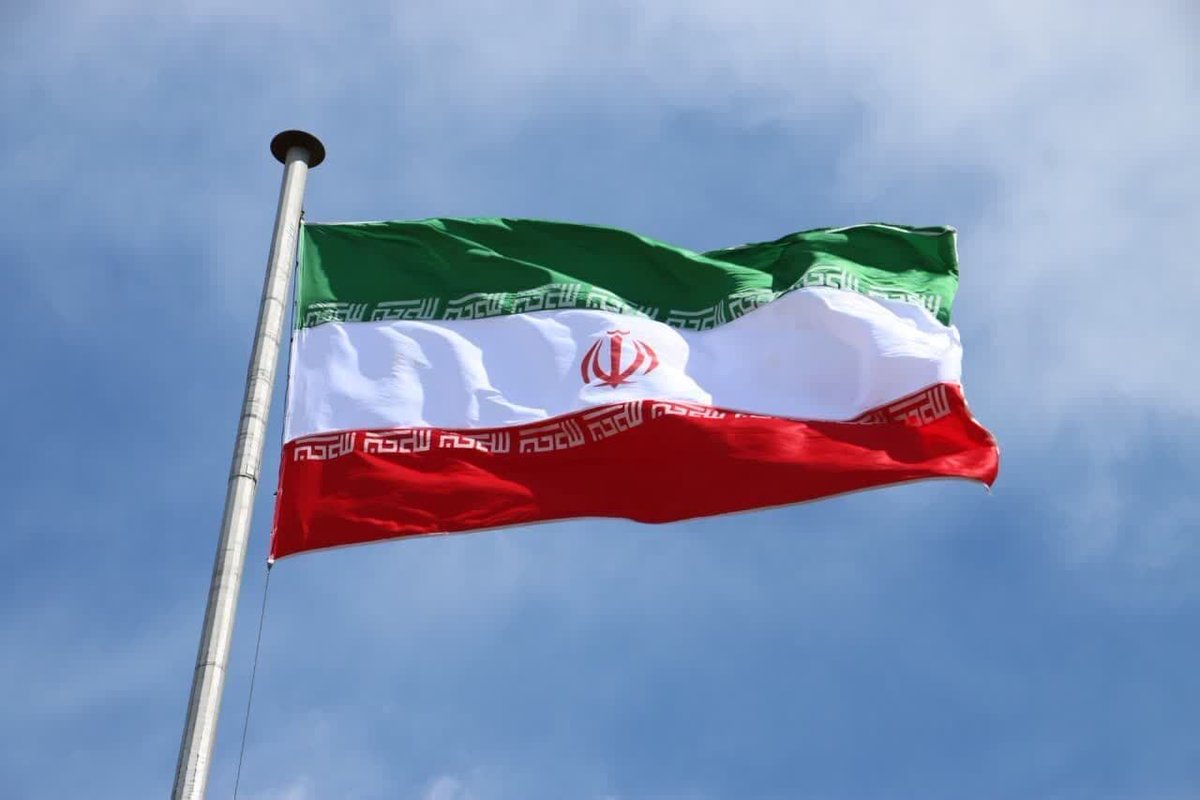 پرچم کشور فقط یک نشان نیست؛
نبضِ سرزمینی‌ست که در دل می‌تپد.
هر بار که در باد می‌رقصد، غرور و عشق را با هم در وجودم بیدار می‌کند. 🇮🇷
#پرچم_مقدس
#جانم_فدای_پرچم