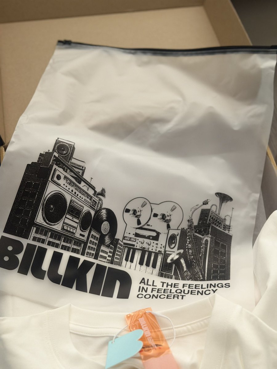 ทุกคนเมิสบิวกิ้นคุณภาพชั้นให้เลยอันดับ1 
- ถุงใส่เสื้อยังสกรีน 
- ป้ายห้อยtagน่ารักใส่ใจ
- สกรีนเสื้อดีมากกกกกกกก

ตอนนี้ทยอยได้รับของเพราะสั่งไม่พร้อมกัน 

#FEELQUENCYCollection 🎷
#BILLKIN_FEELQUENCY
#Bbillkin