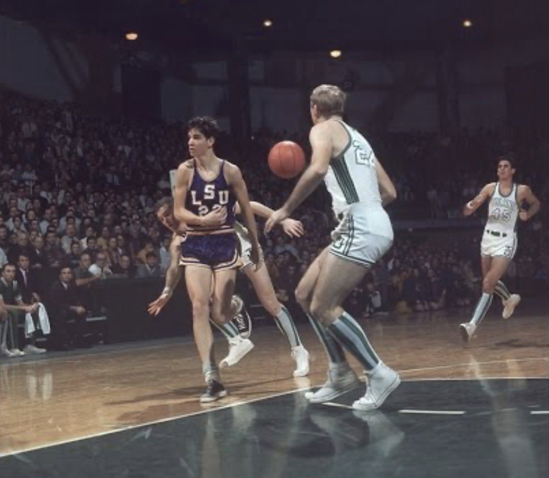 Pistol with the no look vs Tulane. Gotta love the Tulane uniform socks. Pete was just ahead of his time