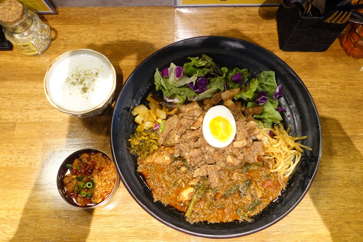 Spicy Curry 魯珈のろかプレート（鰆と菜の花のスリランカ風カレー）肉ダブルぷちカレー（極辛旨キーマカレー）ラッシー
#spicycurry魯珈 #魯珈 #ろかプレート #ゲリラカレー #大久保カレー instagram.com/p/DVNS5mxEzIU/