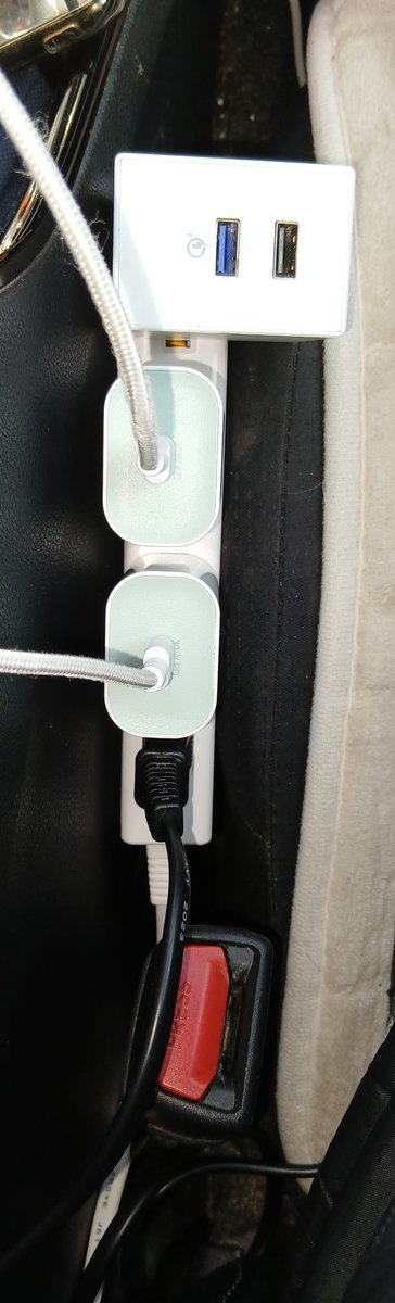 hashiy's tweet photo. 車のコンソールと座席隙間にすっぽり収まる感じ。 https://t.co/pphuiezxZX