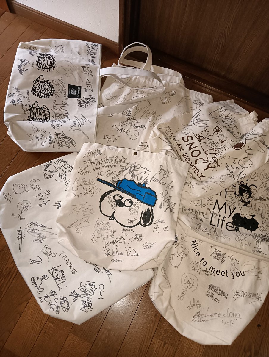 今日、友達と会って。 DOES好きって言われたからサイン入りCD持っ