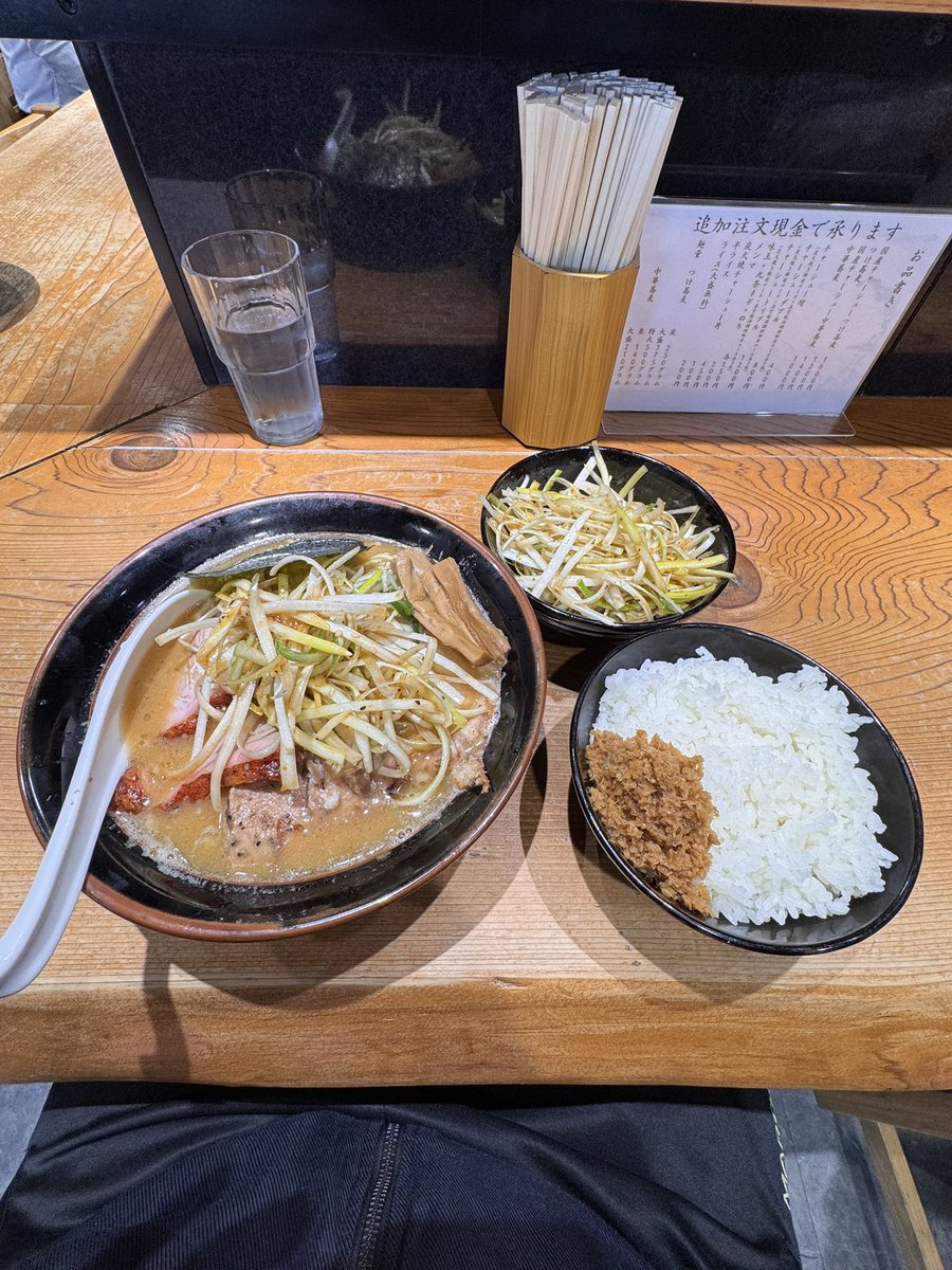 久々にひら井さんにて🤤
葱味噌中華蕎麦に大ライスに別皿で味付葱🤩
ネギライス風にして美味しかった😊
ごちそうさまでした😋