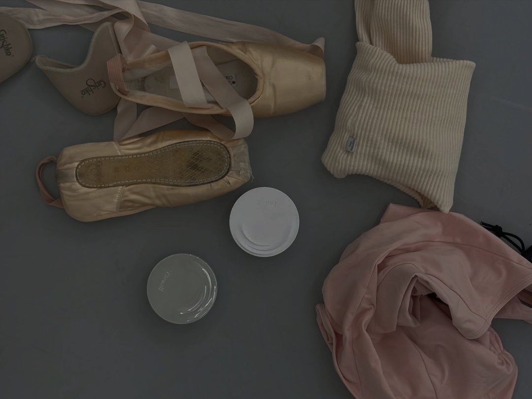 ️
*⁠･⁠゜𝗬𝗢𝗨𝗡𝗜𝗧𝗘 𝗕𝗨𝗜𝗟𝗗𝗜𝗡𝗚, 𝗦𝗢𝗨𝗧𝗛 𝗝𝗔𝗞𝗔𝗥𝗧𝗔.

Tiba-tiba udah di sini aja, di tempat pelarian favorit aku alias studio! Now, it's time to danceee. 🩰
 ️