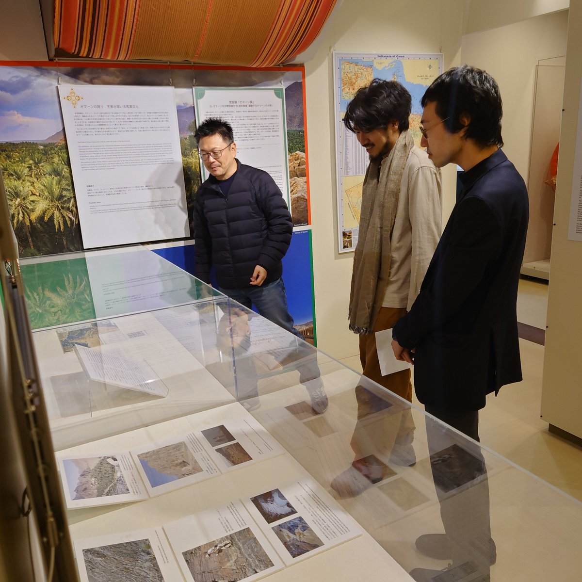 UTCMES's tweet photo. 東京大学中東地域研究センター（UTCMES）では、学内外の中東・イスラーム研究の成果を発信するために、駒場博物館入口に常設展示スペースを展開しています🐪🪂

現在の展示は「セネガル・イスラームの歴史と文化」です🥜

@komabamuseum
#春から中東研究 https://t.co/KzqkyU64BS