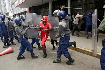 JayJayTeamTruth's tweet photo. 📌📌📌
20 years in the UK, not even one protest at the Zimbabwean Embassy, but you’ve got energy to call people back home cowards? 😭 The ones actually living under the heat are the “cowards,” and you’re tweeting bravery from comfort? Please. Revolution via WiFi doesn’t count. 😹💔