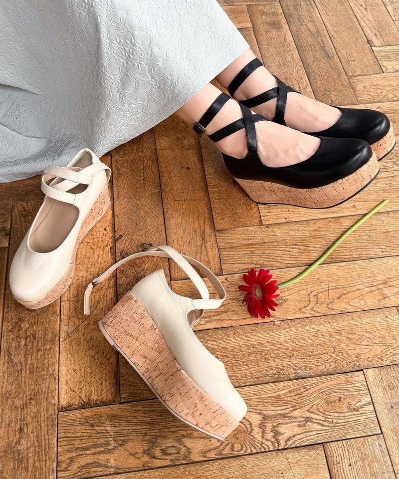 コルク調のソールとクロスストラップがクラシカルなムードたっぷりの