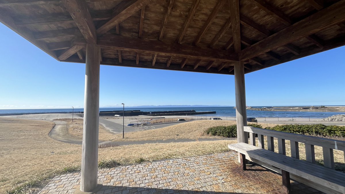 今日は佐渡がよく見える日だ(  ◜ω◝ )

ネコチャンカフェにネコチャン居なかったしここで日向ぼっこしていこう