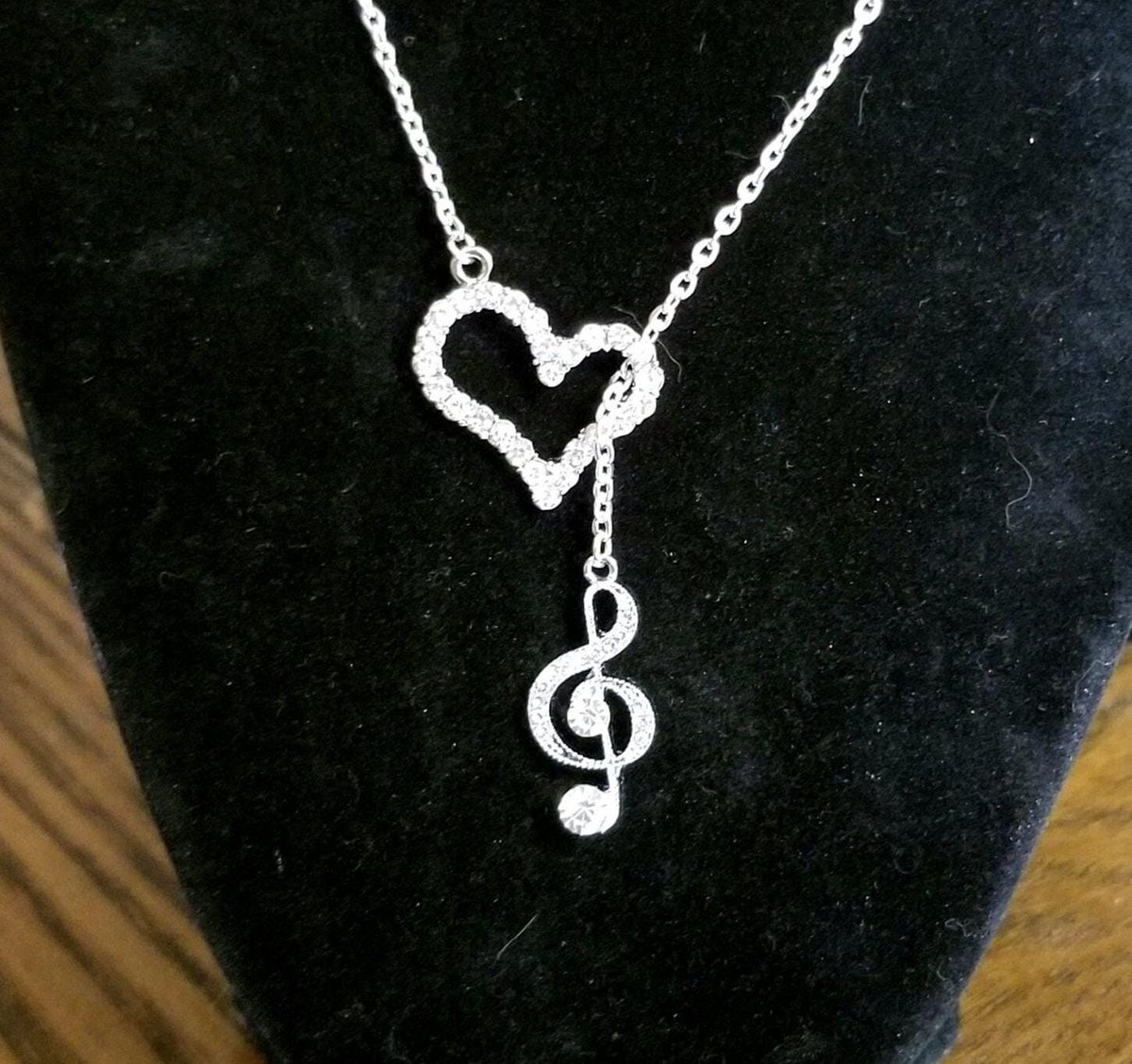 TrendingNowGift's tweet photo. Sterling Silver Crystal Heart and Music Note Lariat Necklace #jewelry #necklace #silvernecklace #handmadenecklace #Giftforher #etsy #fashion #handmadejewelry #lariat #music #MusicLovers #musician #musicnote #trebleclef 

https://t.co/Xj7vVikbka https://t.co/RdQGLxrylU