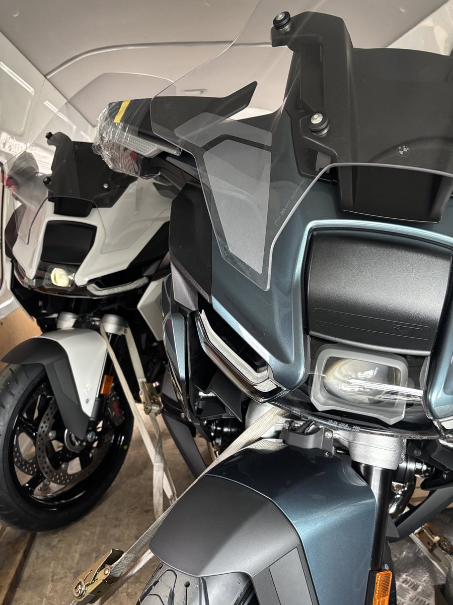 MotorradBalcom's tweet photo. 秘奥義ハイエースに2台積み！
R1300RT2台は初めての経験。積めて良かった♪ https://t.co/rtSkqOoEIg