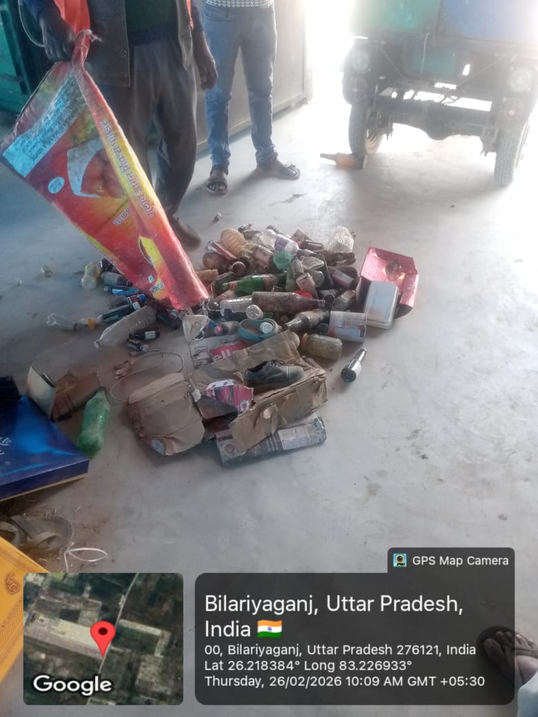 npbilaria's tweet photo. नगर पालिका परिषद् बिलरियागंज जनपद आजमगढ़ में डोर टू डोर कूड़ा कलेक्शन करके एम आर एफ सेण्टर पर ले जा कर देते हुए। https://t.co/W6LQcOnWWy