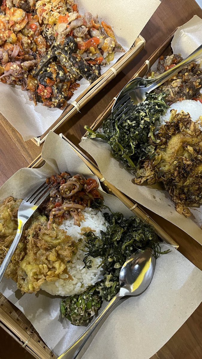 reqomendasi's tweet photo. 🍳Dadar Beredar Yogyakarta 🍳

cocok bgt buat perut lapar soalnya lauknya banyak BGT BGT. buat yang suka makan campur2 dan di mulut rasanya seru (??) soalnya campur2 gitu. Sambelnya jos 🤤 bikin nambah nasi ga berhenti. Cuma yah agak berminyak tapi enak🤤

https://t.co/lITIJVp2Z8 https://t.co/nH6TKZzxck