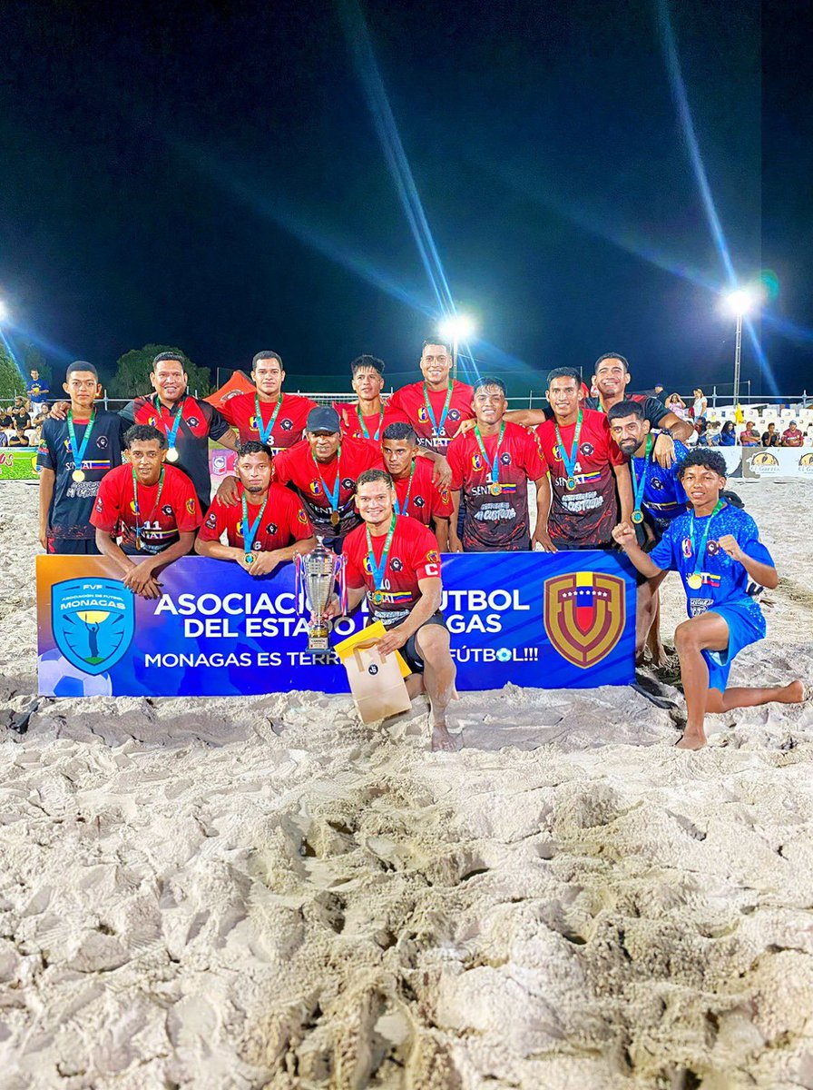 BeachSoccerVen's tweet photo. 🏆 𝑯𝒐𝒍𝒂 𝑪𝒂𝒎𝒑𝒆𝒐́𝒏 👋🏽 El Guamo se alzó en la final ante El Garzón y es el mejor de Monagas! 🙌🏽⚽️🏝️

Ambos equipos estarán en la Fase Nacional de la @LigaFutvePlaya1 👀

#BeachSoccerVenezuela #MagosEnArena https://t.co/hAl6UKrt0N