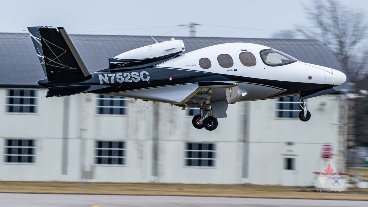 Skyworx_Media's tweet image. Today and tomorrow I'm gathering content for a regional airline which I have almost zero time for pics.  I did however snag a 2023 Cirrus SF50 while packing up camera gear.  Reminds me of a German Heinkel He 162.

#aviation #avgeek #jet #planespotter
