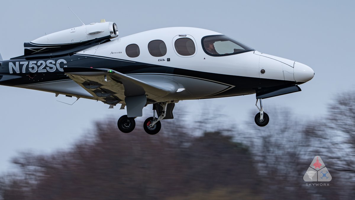 Skyworx_Media's tweet image. Today and tomorrow I'm gathering content for a regional airline which I have almost zero time for pics.  I did however snag a 2023 Cirrus SF50 while packing up camera gear.  Reminds me of a German Heinkel He 162.

#aviation #avgeek #jet #planespotter