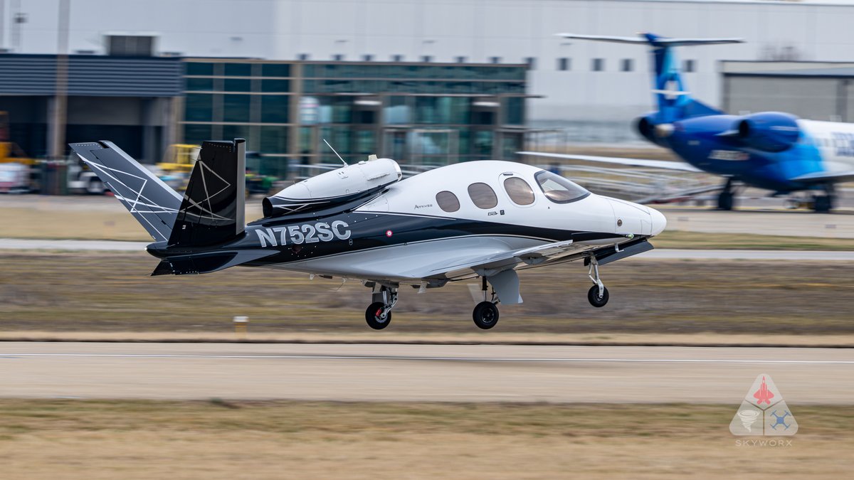 Skyworx_Media's tweet image. Today and tomorrow I'm gathering content for a regional airline which I have almost zero time for pics.  I did however snag a 2023 Cirrus SF50 while packing up camera gear.  Reminds me of a German Heinkel He 162.

#aviation #avgeek #jet #planespotter