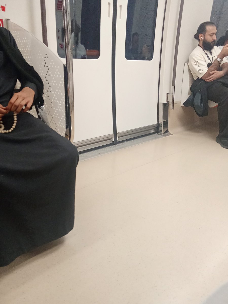 1403Myk's tweet photo. منظر يثلج الصدر في المترو والباصات

لا تكاد تنظر أمامك أو تلتفت يمنة أو يسرة إلا وتجد الجالس والواقف ممسكا بجهازه على صفحة الق��آن الكريم ويقرأ
بل الكثير منهم يستمر في القراءة دون أن يلتفت أو يتوقف إلا عندما يصل وجهته فيحمل حقيبته أو أغراضه ويغادر

فالحمد لله على نعمة الإسلام https://t.co/Lh5cVDKFK6