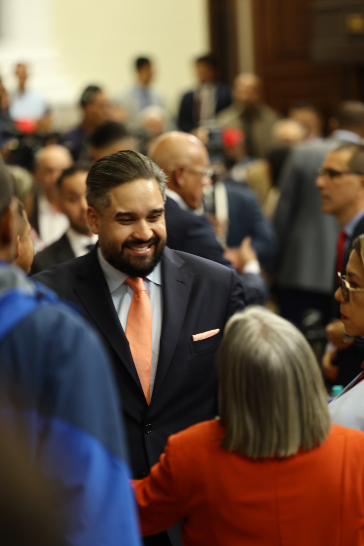 nicmaduroguerra's tweet photo. La Asamblea Nacional, como máximo espacio de dialogo, sigue cumpliendo con el mandato constitucional: Legislar en favor del pueblo y  garantizar la estabilidad política e institucional del país. ✊🏾🇻🇪 https://t.co/JM26vOad6e