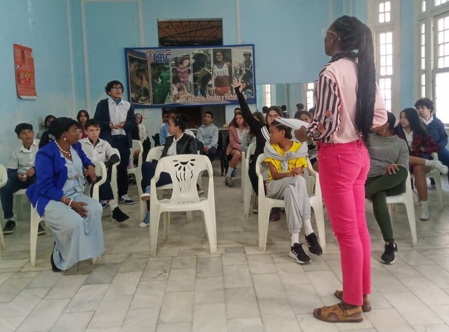 yaniovaFMC1's tweet photo. Desde la #COMF de #PlazaDeLaRevolución se consolida los vínculos con grupos de adolescentes de la ESBU Guido Fuentes. Hoy es 25, Día Naranja, y ell@s debaten sobre causas y consecuencias de la #ViolenciaDeGénero, por un mundo de justicia y respeto. #100AñosConFidel @fmc_la_habana https://t.co/gp1K0jtc1c