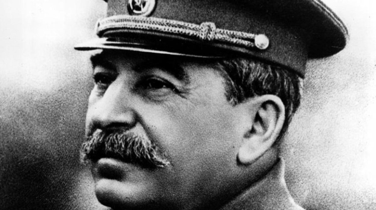 esquinatinta's tweet photo. LA PESADILLA DE STALIN 

Stalin, tras copiosos tragos de vodka con pimienta roja, se quedó dormido en su silla. Molotov, Malenkov y Beria, con un dedo en los labios, alejaban a inoportunos, que podían interferir su reposo. 
Mientras lo velaban, #Stalin tuvo un sueño:
#hilo https://t.co/3fZh4MhT5P