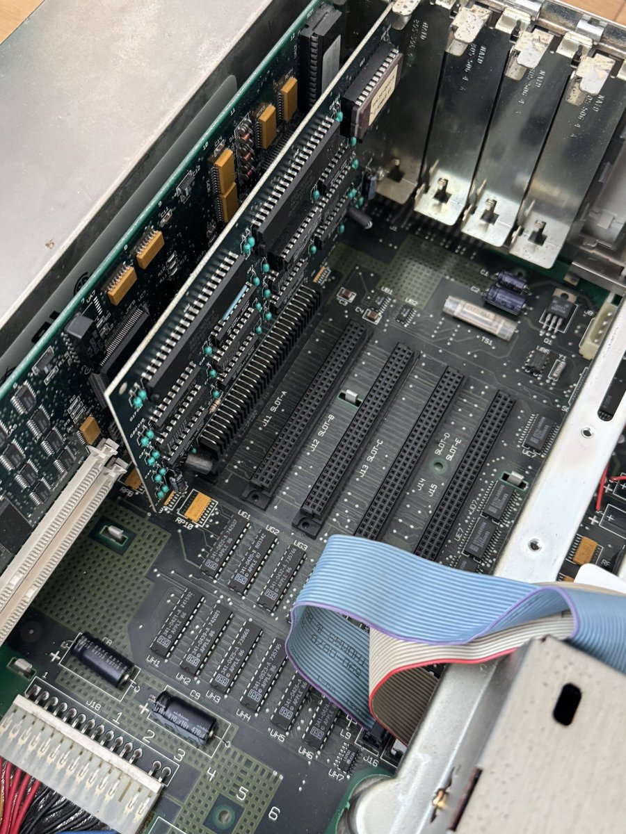 Macintosh IIの後継モデルIIxの6基あるNuBUSスロットを3基にし、2つ