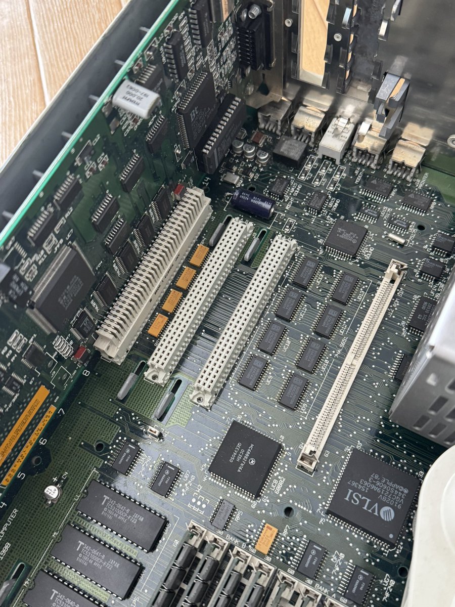 Macintosh IIの後継モデルIIxの6基あるNuBUSスロットを3基にし、2つあった内蔵フロッピーポートの1つを外部に移行することで小型化。89年3月に登場したIIcxはそんなモデルでした。