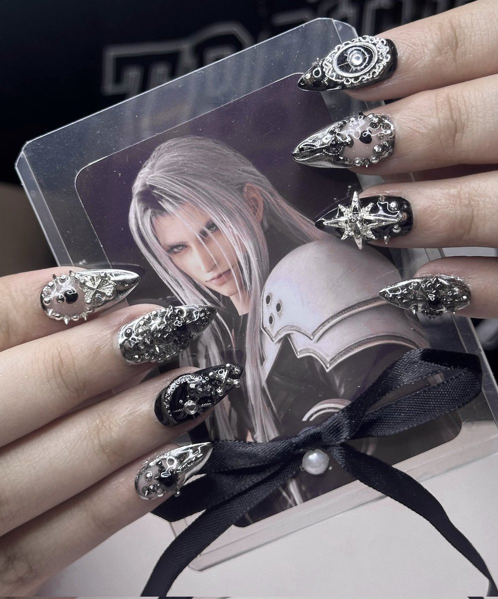 GothicSephiroth's tweet photo. GUYS LOOK AT MY NAILS!!!! it's sephiroth themed lololol https://t.co/ByNZj3GdTo
