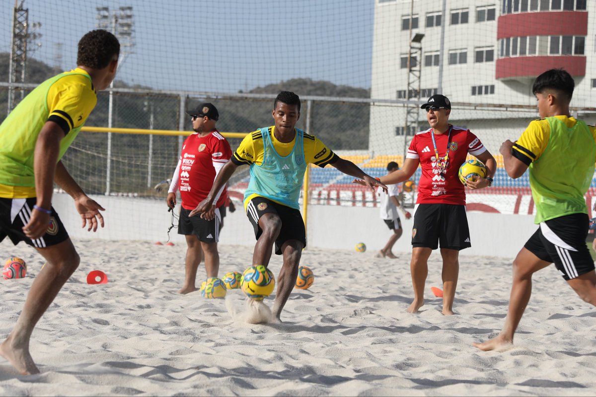 📸 La Vinotinto Sub 20 continúa su preparación en el CNAR🇻🇪⚽️🏝️

📸 FVF

#BeachSoccerVenezuela