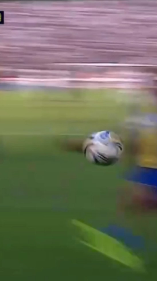 Hay hinchas de Central diciendo que pega en la panza y no en la mano. Frame por frame es muy claro que es el brazo el que desvía la pelota. Lo tiene extendido, dentro del área, ampliando volumen. Es un penal claro.