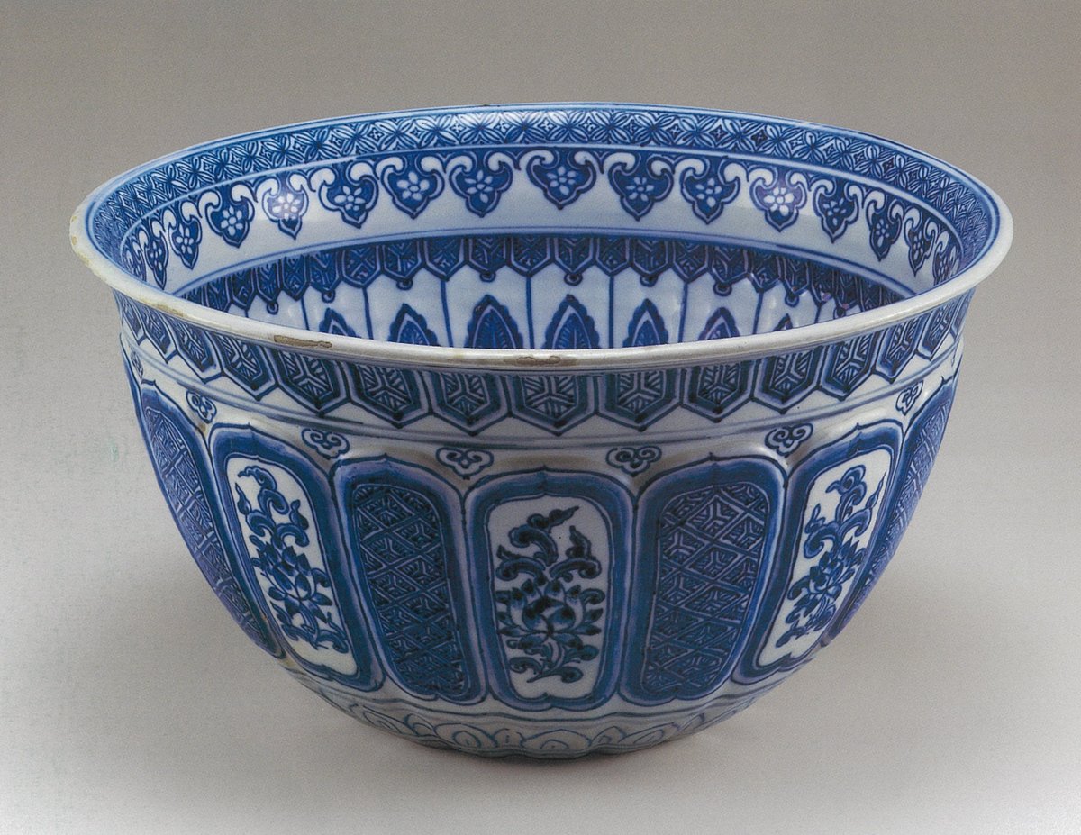 中国に続いて、ベトナムでは早くに14世紀後半頃より青花の生産が始まり