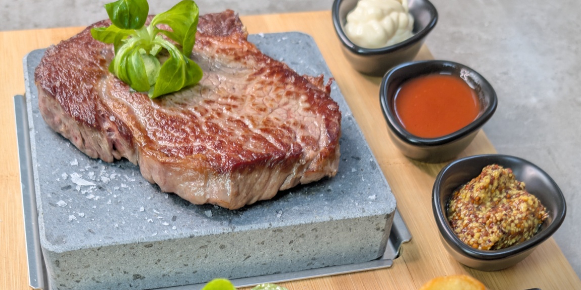 BlackRockGrill's tweet image. BBQ season feels miles away ☔🔥

Our Steak Stone Set's are perfect for dinner parties &amp;amp; date nights, all the BBQ-style theater, none of the weather.

Serve it sizzling. Eat it your way.

#blackrockgrill #DinnerParty #HomeDining #SteakNight