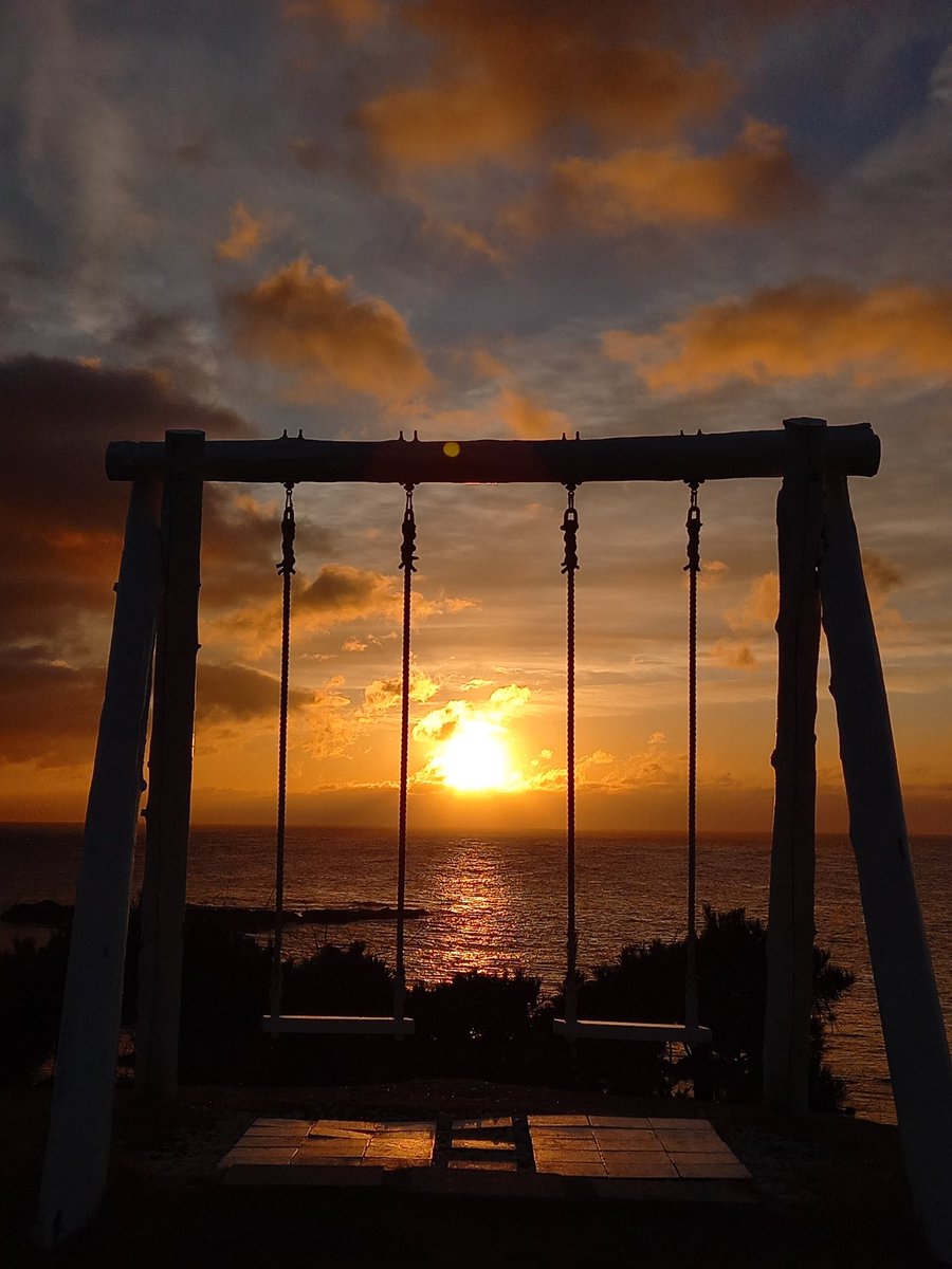 azuma_sado's tweet photo. HOTEL AZUMA からの夕日
海にゆっくりと沈む太陽!
空と海がやさしいオレンジ色に染まり、 心まであたたかくなるひとときです。
今日も一日おつかれさまでしたどうぞ素敵な夜をお過ごしください。
#佐渡島ポーズ
#sadoresort_hotelazuma
#夕日スポット
#HOTELAZUMA https://t.co/XlLdQ6ChpF