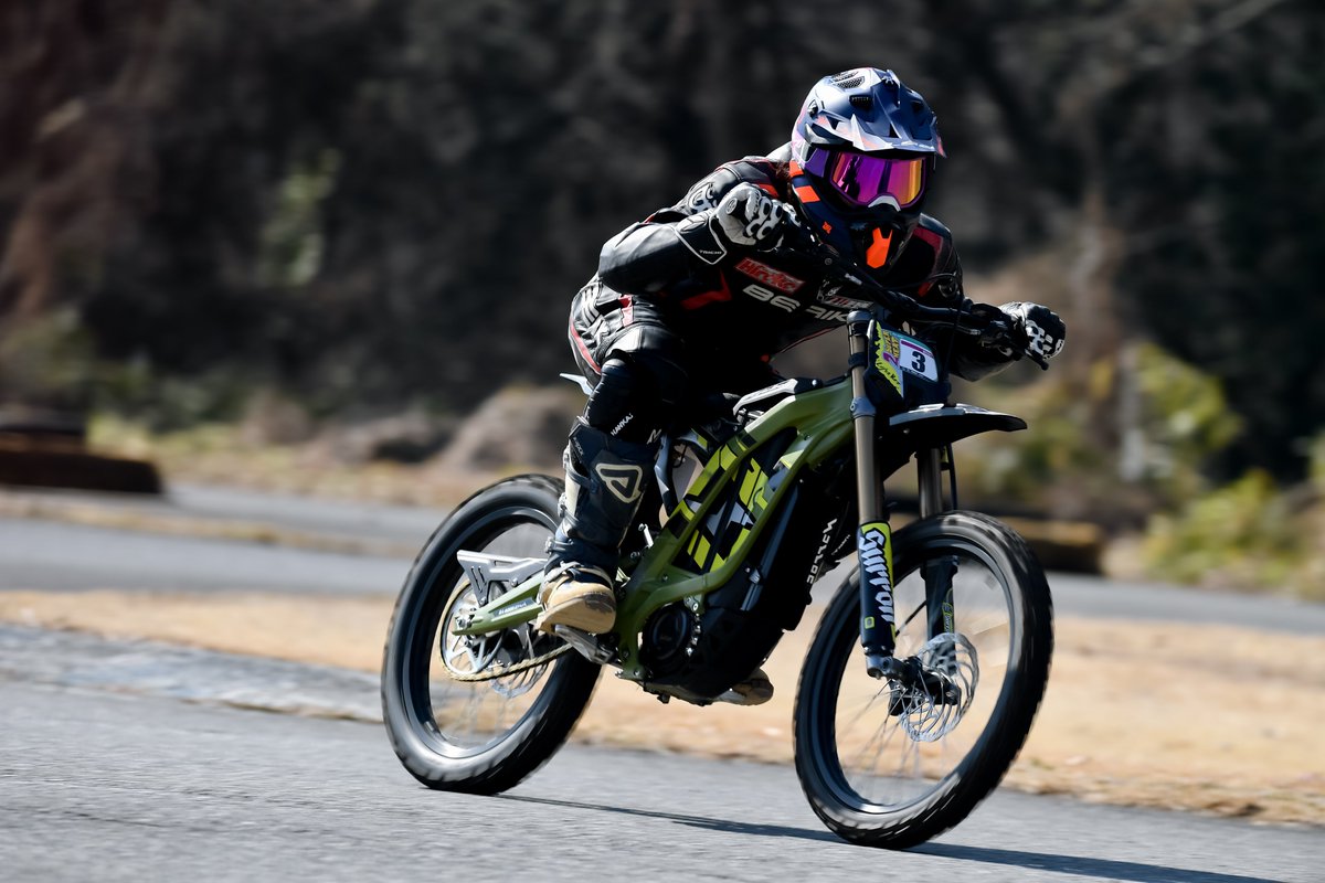 KOHAKU_watanabe's tweet image. 10年ぶりのオンロード！ドチャクソ楽しかった！
サーロンはオンも楽しいぞ！

昔ちょっとだけNチビでサーキットやってたからこれはちょっと、、、いいぞ？？？

しかし、毎度ながらタカミツさんの写真良すぎる。飾れる😭
#サーロン
#LightBee
#ライトビー