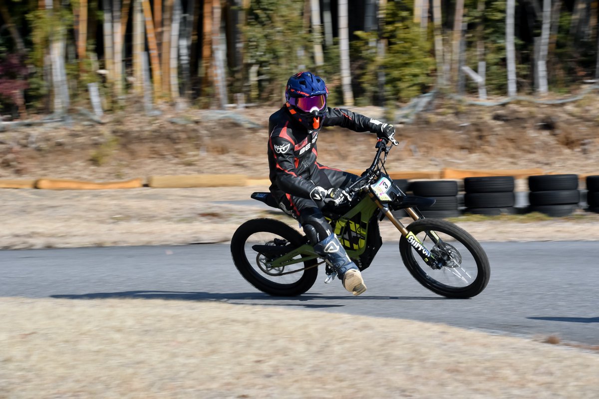 KOHAKU_watanabe's tweet image. 10年ぶりのオンロード！ドチャクソ楽しかった！
サーロンはオンも楽しいぞ！

昔ちょっとだけNチビでサーキットやってたからこれはちょっと、、、いいぞ？？？

しかし、毎度ながらタカミツさんの写真良すぎる。飾れる😭
#サーロン
#LightBee
#ライトビー