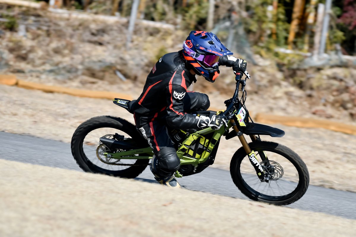 KOHAKU_watanabe's tweet image. 10年ぶりのオンロード！ドチャクソ楽しかった！
サーロンはオンも楽しいぞ！

昔ちょっとだけNチビでサーキットやってたからこれはちょっと、、、いいぞ？？？

しかし、毎度ながらタカミツさんの写真良すぎる。飾れる😭
#サーロン
#LightBee
#ライトビー