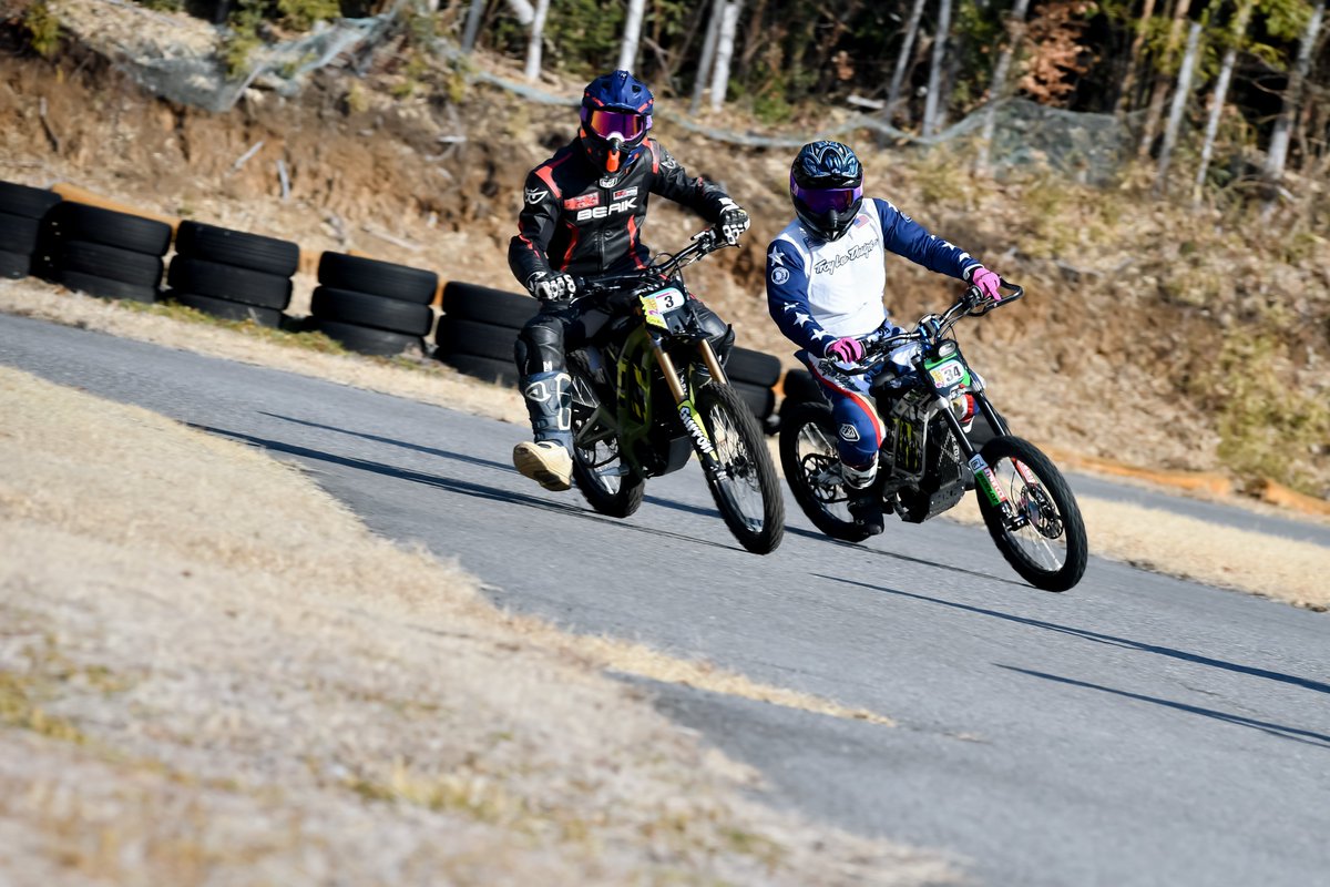 KOHAKU_watanabe's tweet image. 10年ぶりのオンロード！ドチャクソ楽しかった！
サーロンはオンも楽しいぞ！

昔ちょっとだけNチビでサーキットやってたからこれはちょっと、、、いいぞ？？？

しかし、毎度ながらタカミツさんの写真良すぎる。飾れる😭
#サーロン
#LightBee
#ライトビー