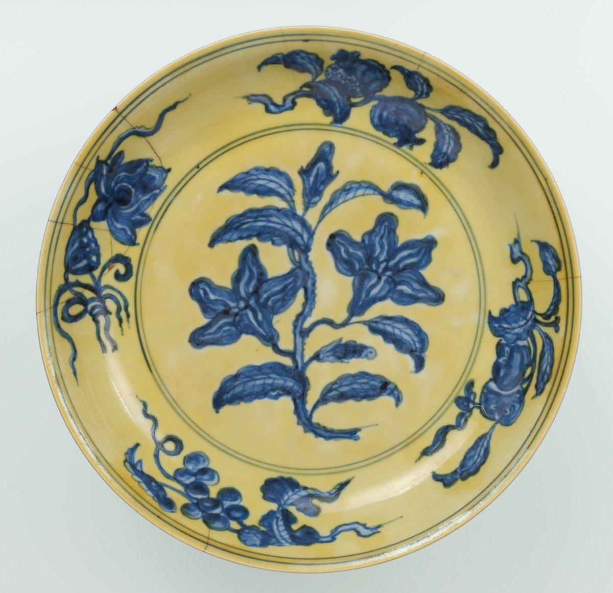 白色の素地にコバルト顔料で文様を描き、透明釉を掛けて焼く青花の技術