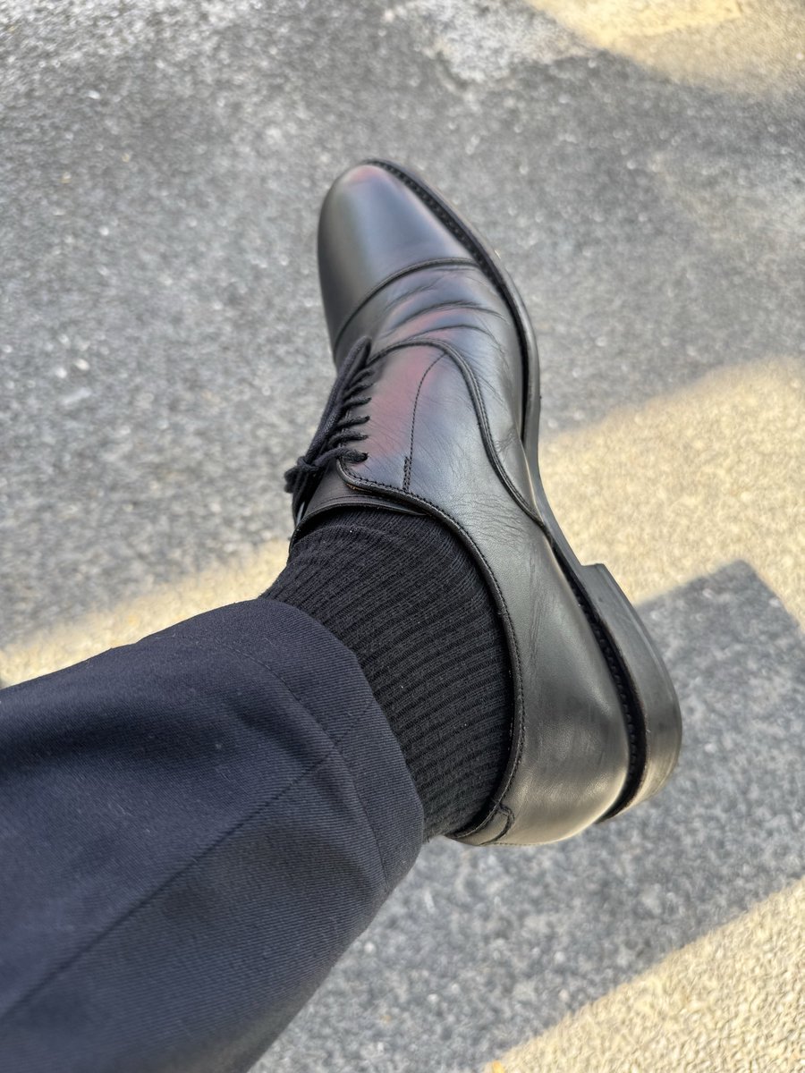 samsocks889's tweet photo. 久违的正装，黑袜和皮鞋，有喜欢的吗？ https://t.co/r7BNGMNXeY