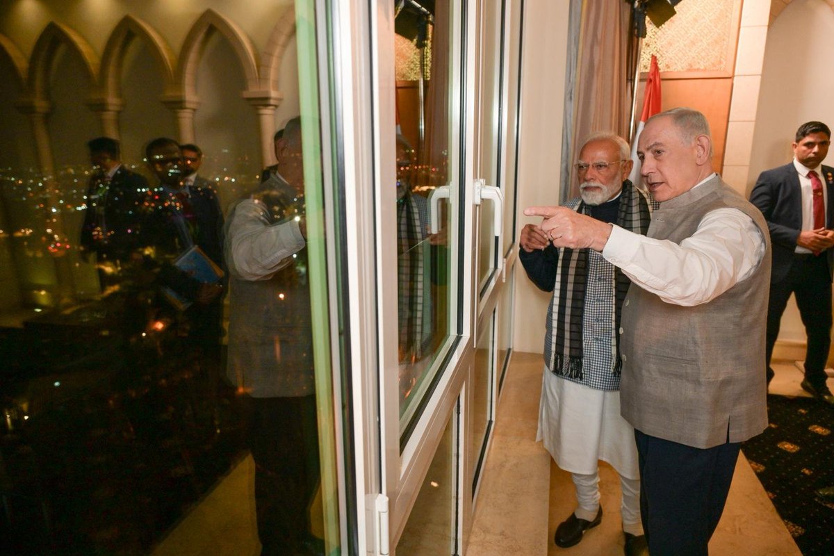 DDNewslive's tweet image. Israeli Prime Minister Benjamin Netanyahu surprises Prime Minister @narendramodi in a traditional Indian attire ahead of a joint dinner. 

@netanyahu @IsraeliPM @MEAIndia #PMModiInIsrael #PMModiIsraelVisit #PMModiVisitsIsrael