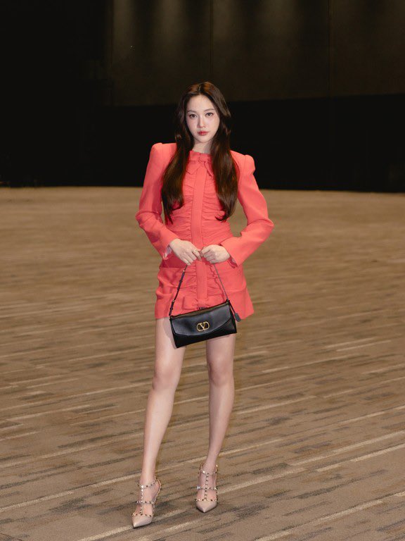 Hello98_th's tweet image. ฟรีน สโรชา แบรนด์เอมบาสเดอร์ประจำเมซงปรากฏตัวในลุคจาก Valentino Spring-Summer 2026 “Fireflies” 
 ในงานพรีเมียร์ภาพยนตร์ “The Stain” เมื่อวันที่ 23 กุมภาพันธ์ 2026 ณ กรุงเทพมหานคร
🔗 facebook.com/share/p/1C8Tz2…
#ValentinoFireflies
#ValentinoCustom 
#Rockstud #Freensarocha