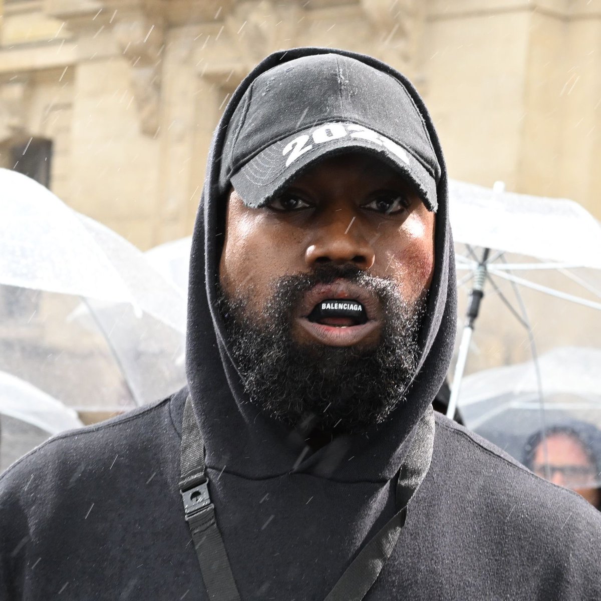 Segundo relatos, Kim Kardashian proibiu Kanye de pronunciar seu nome em público:

“Não fale mais o meu nome”

<a href="/TMZ/">TMZ</a> 🗞️