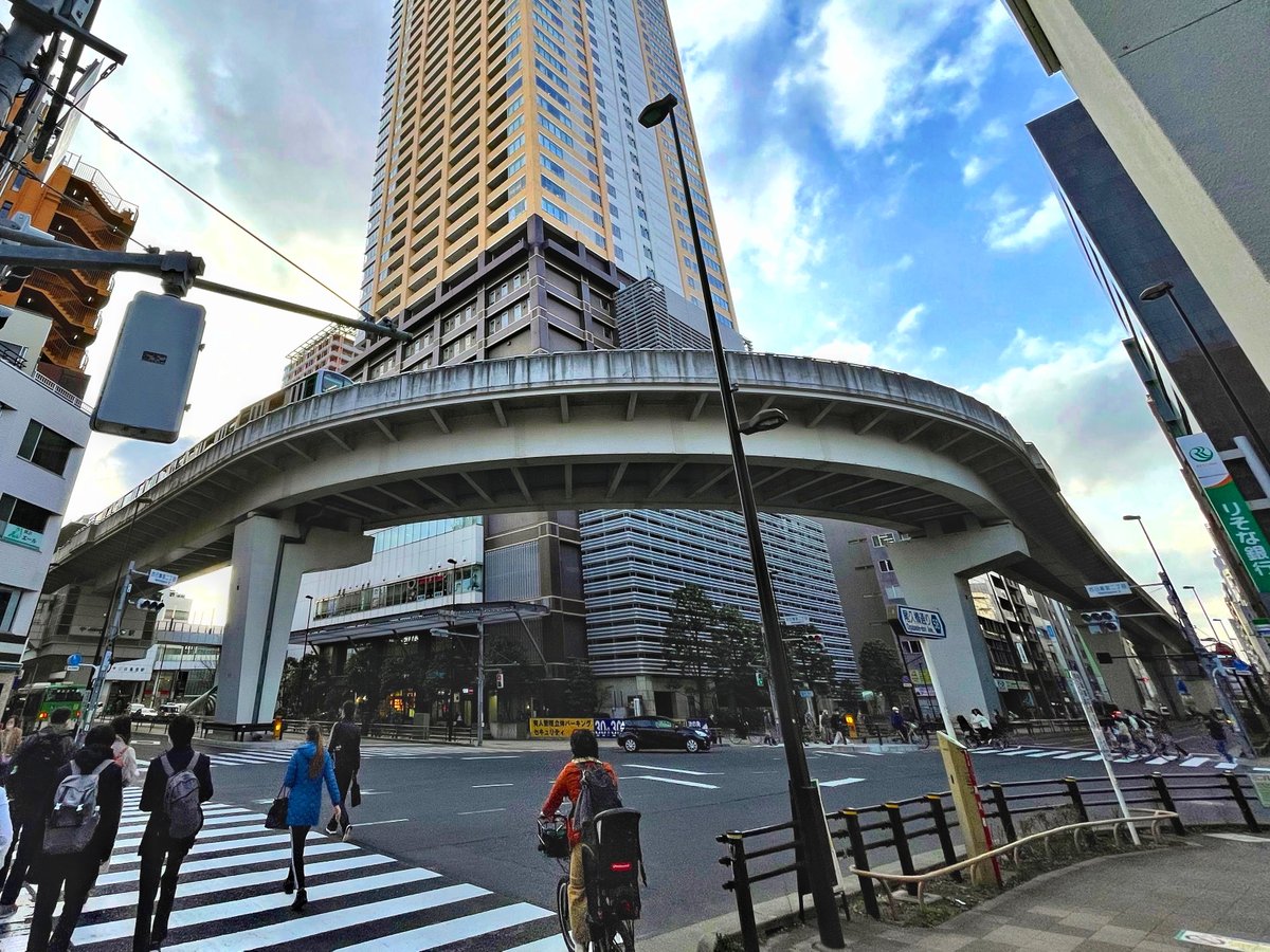 AGT_Institute's tweet photo. 札幌の地下鉄と同じゴムタイヤでも、AGTは「1軸構造」にこだわります。その理由は、最小回転半径30m以下という驚異の機動力。
この技術があれば、建物を壊したり立ち退きをお願いしたりせず、交差点の上空で90度曲がれます。「既存の街の形を守ったまま、新しい血流を作る」。日本の技術者が追求した小回りは、街と人の暮らしへの優しさの塊でした。 #AGT #まちづくり #都市計画