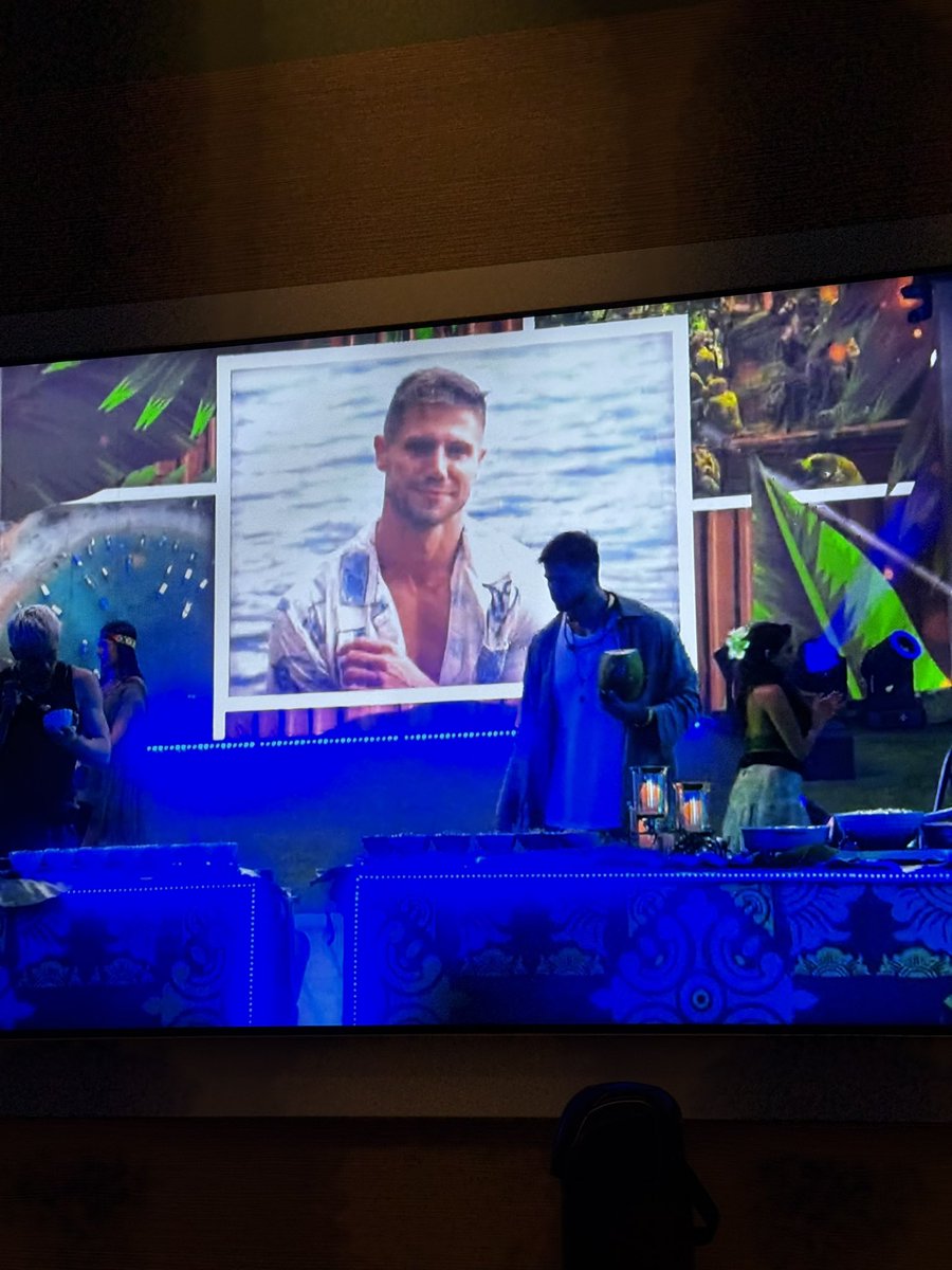 FelipBittencour's tweet photo. A festa do Jonas com as fotos passando, parece festa de 15 anos antiga, que as gurias tiravam fotos com plantas e as fotos passavam no telão da festa. https://t.co/uDjRh2Th8l