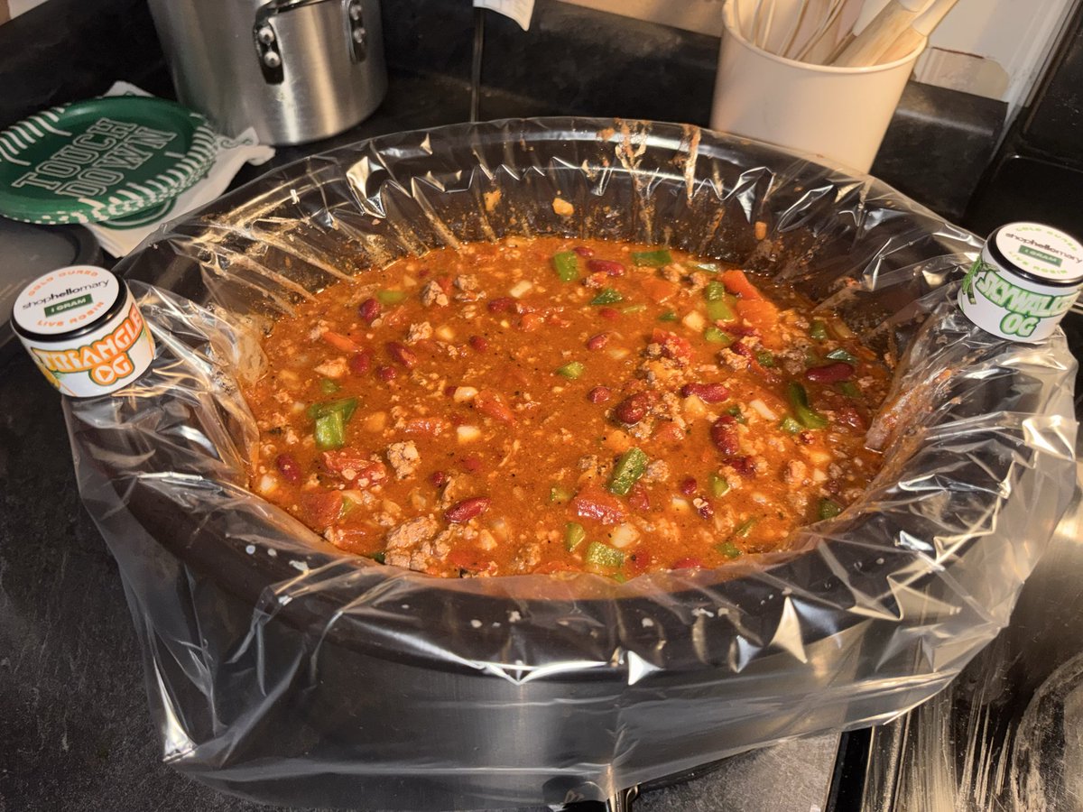 DeprowJd's tweet image. Venison Chili and OG terps. This evening’s vibe really can’t be fucked with. 👏🏽🦌🍯

#StonerFam #SelfSustaining #Outdoorsman #Stoner #Mmemberville