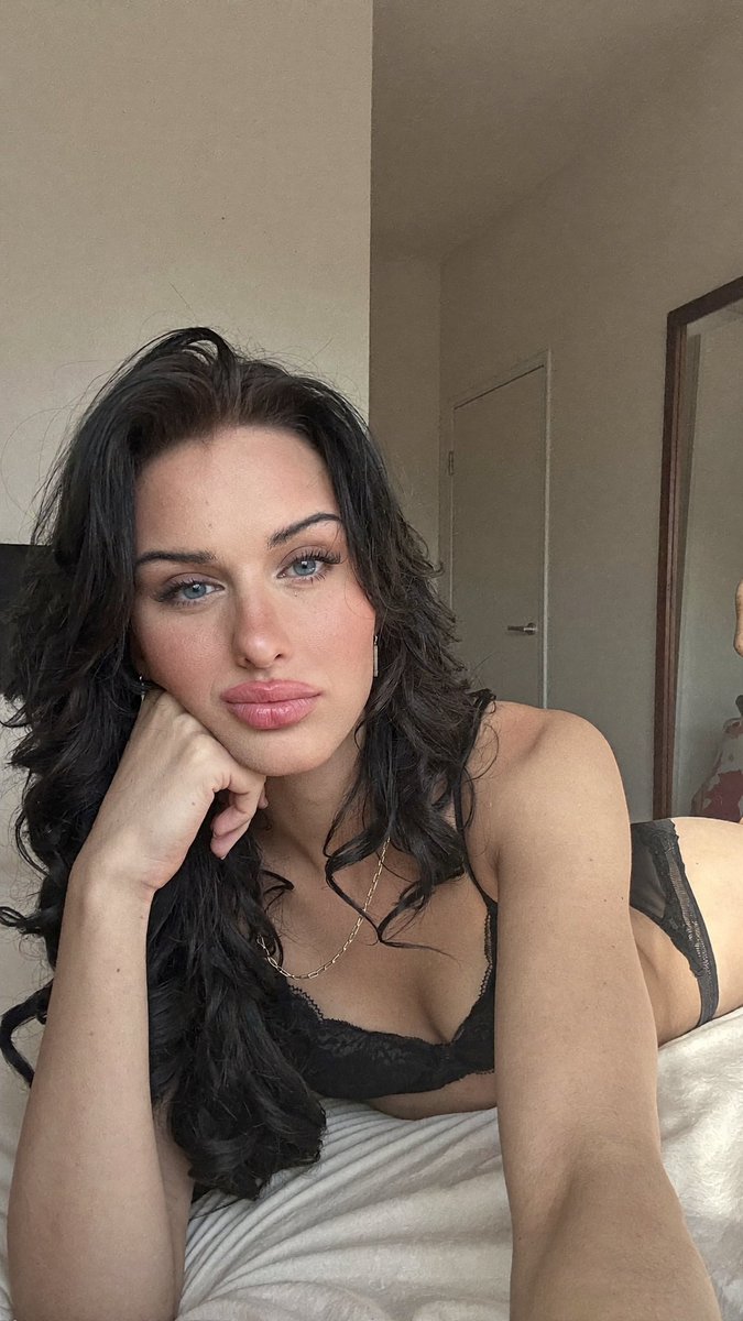Samboydgomes's tweet photo. Would you kiss a trans girl like me? 🏳️‍⚧️ https://t.co/fRGBDTMrca