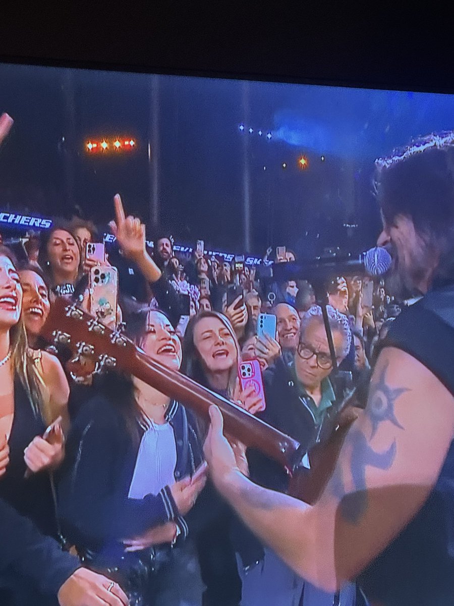 _nicolast's tweet photo. Para algunos sería el trabajo perfecto estar cerca  de Juanes y para el caballero de lentes parece que no ajajaja #Viña2026 https://t.co/3zVFadQZgu