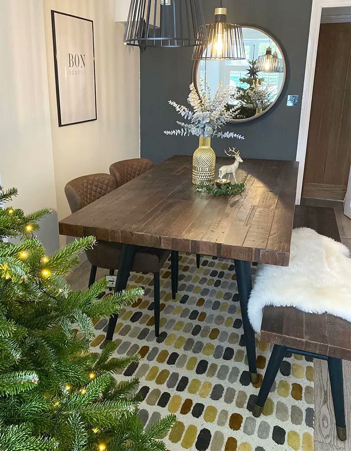 TheLemeDecor's tweet image. A rustic dining room with a wooden table, woven chairs, oversized pendant light, framed wall mirror, patterned rug, and festive greenery centerpiece creates a warm, inviting, and stylish space.

#DiningRoomDesign #RusticInteriors #InteriorDesign #HomeDecor #FarmhouseStyle