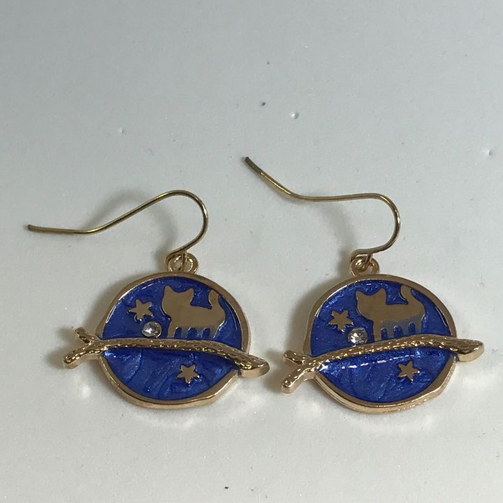 DebryndaJewelry's tweet photo. Art of the Day! "Cat on a Branch Gold Tone Earrings". Buy at: https://t.co/RmBlzwfjPb https://t.co/RqqIMrnib2