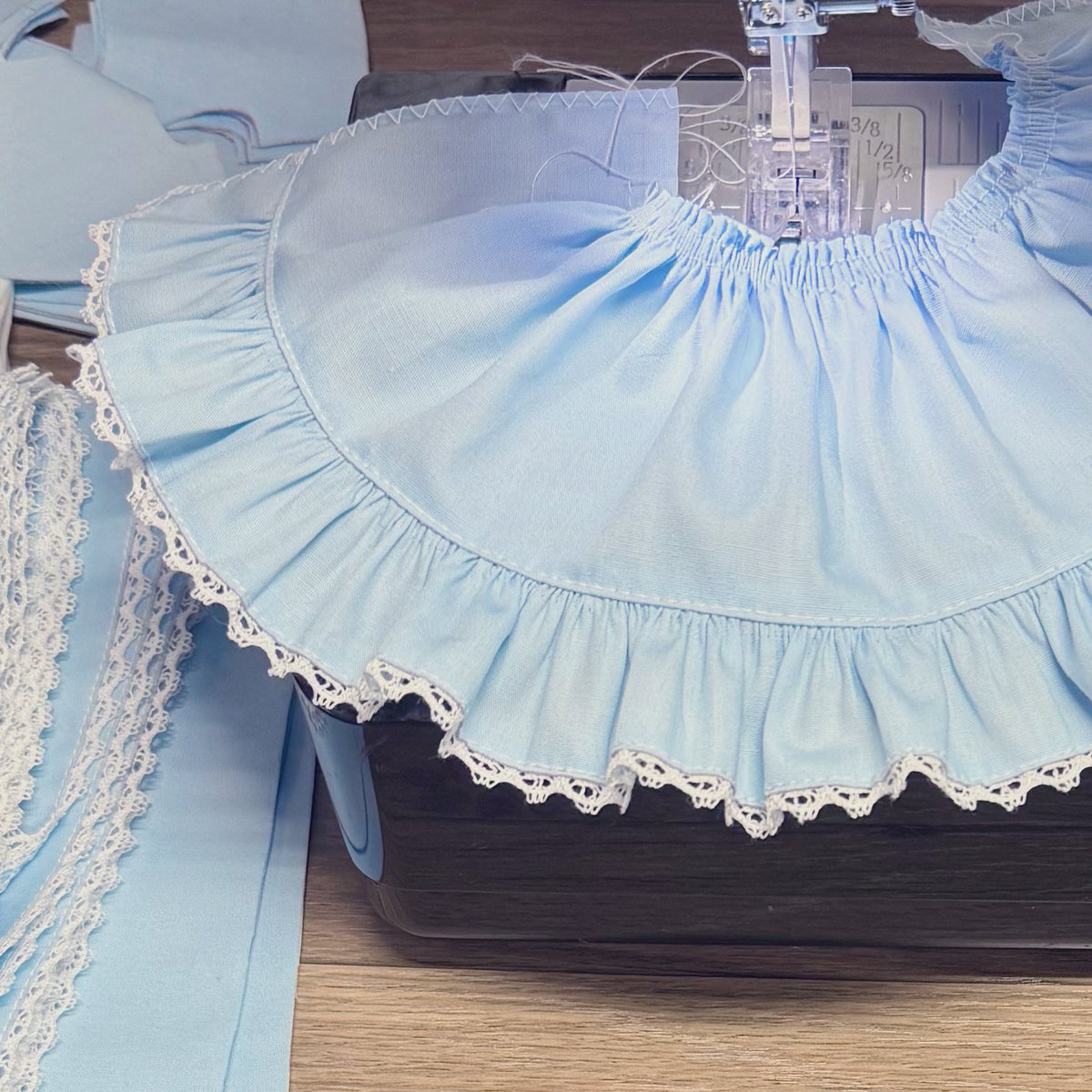 水色のワンピースセットを縫い始めたとこ！
間に合うかわからないけど頑張る